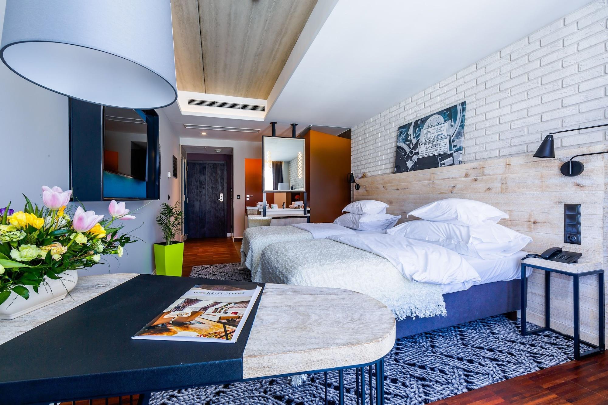 Hotel Bristol Tradition And Luxury Rzeszow Dış mekan fotoğraf Deluxe room