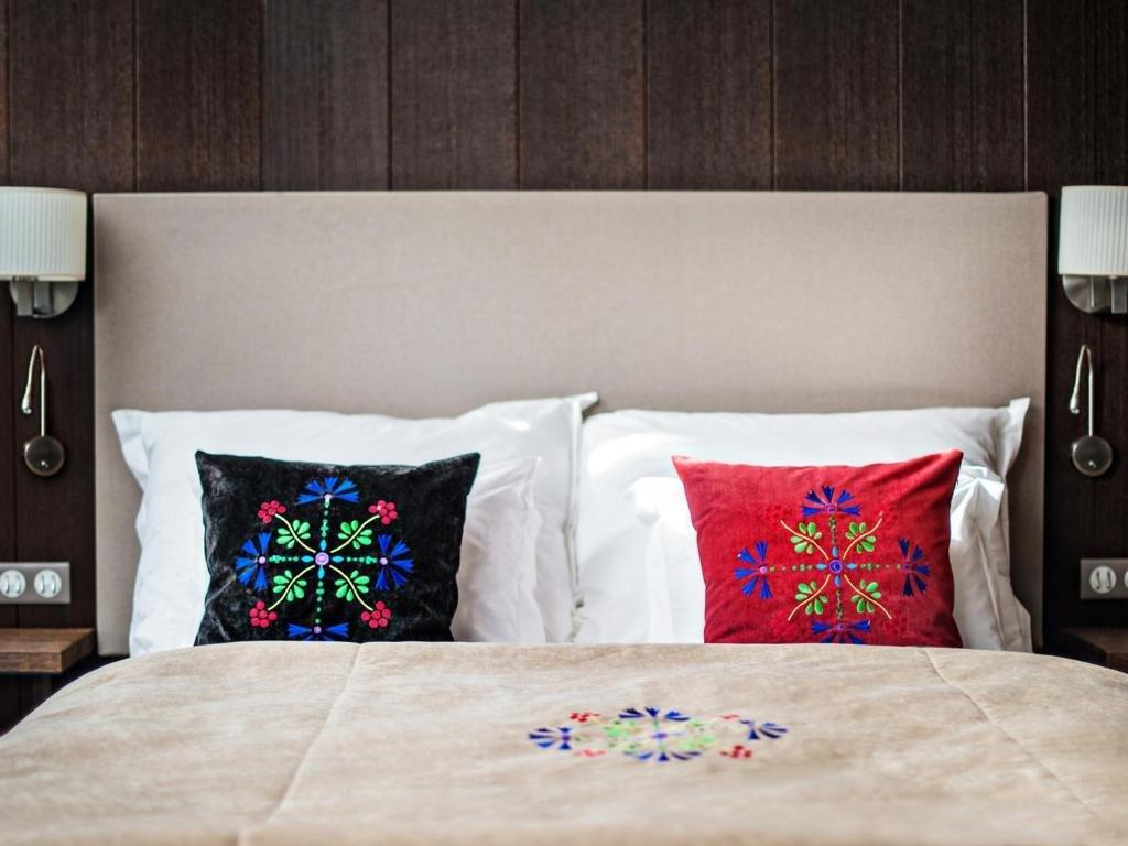 Hotel Bristol Tradition And Luxury Rzeszow Dış mekan fotoğraf A bed with cushions