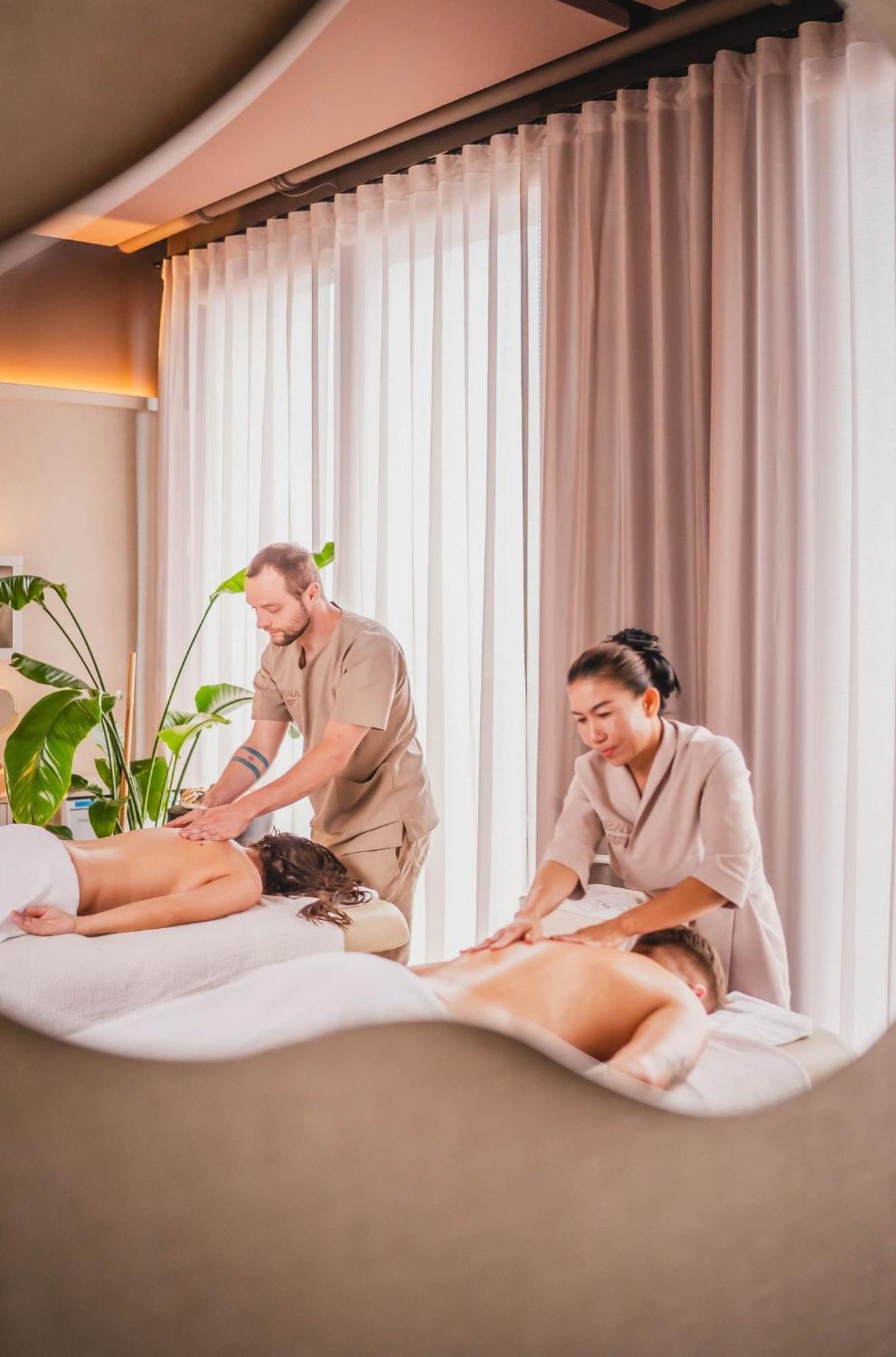 Hotel Bristol Tradition And Luxury Rzeszow Dış mekan fotoğraf Massage therapists working on clients