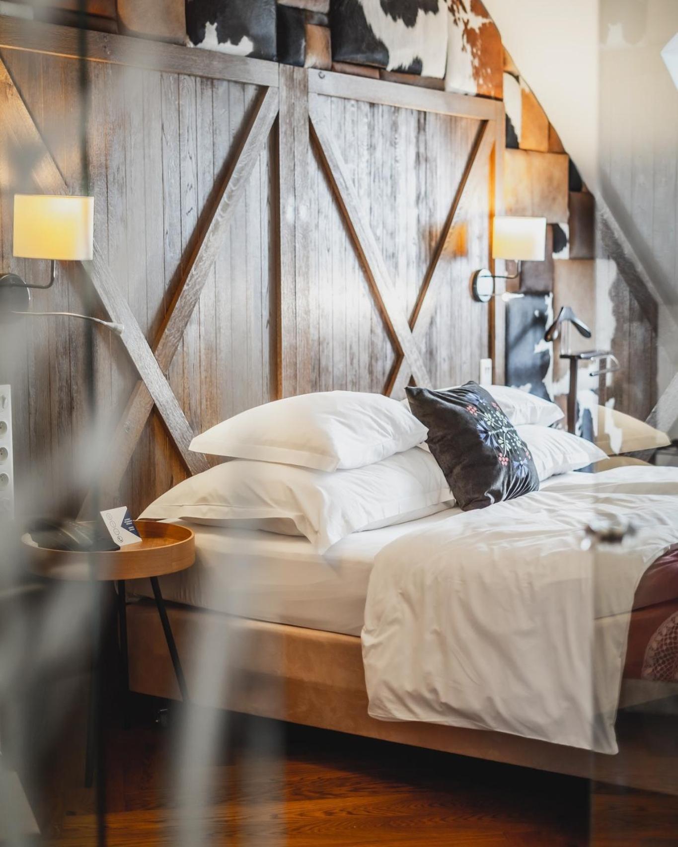 Hotel Bristol Tradition And Luxury Rzeszow Dış mekan fotoğraf A bed with a pillow